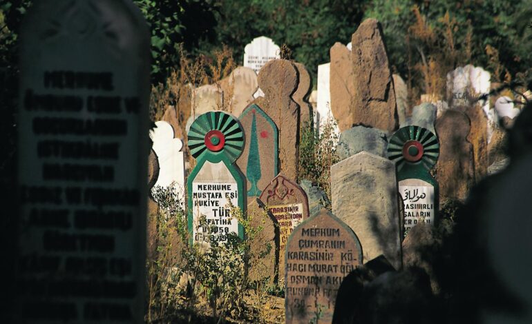 A symbolic image representing the complexities of apostasy in Islam, featuring a broken chain and religious texts