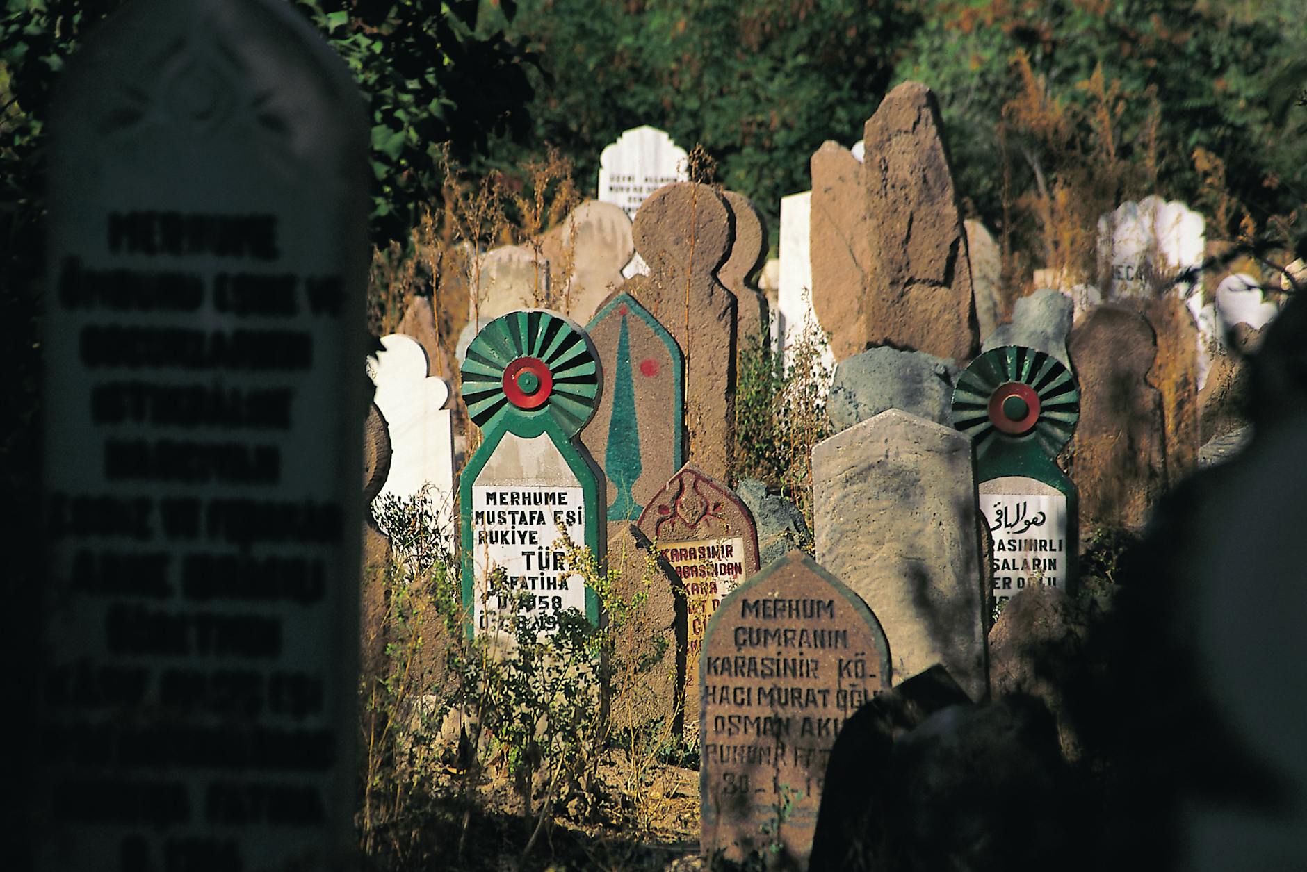 A symbolic image representing the complexities of apostasy in Islam, featuring a broken chain and religious texts